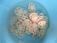 喷香的凉拌藕片做法图解2)