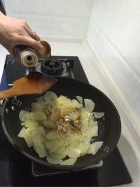 家常菜辣椒炒土豆片做法图解4)
