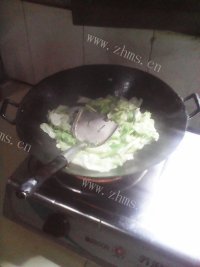 家常菜肉炒包菜做法图解2)