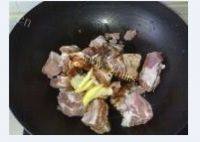 家常菜排骨炖芸豆做法图解2)
