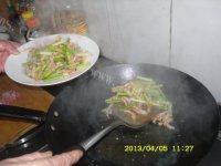 好吃的肉丝蒜苔做法图解9)