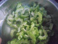 家常菜虾仁炒苦瓜做法图解6)