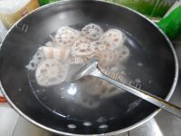 香气浓郁的凉拌藕片做法图解3)