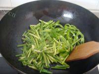 好吃的蒜苔炒青椒做法图解5)