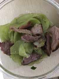 莴笋炒腊肉做法图解8)