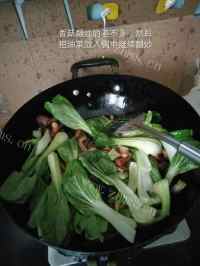 美味的香菇油菜炒面做法图解5)