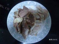 家常咸肉炒蒜薹做法图解1)