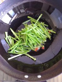 口感极佳的青椒炒茄条做法图解7)