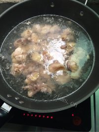 家常菜土豆炖鸡肉做法图解1)