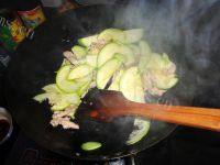 家常菜西葫芦炒肉片做法图解6)