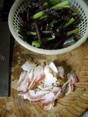 家常菜腊肉炒红菜薹做法图解2)