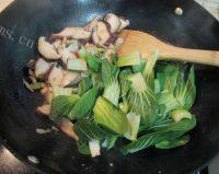 美味炒鸡肉香菇油菜做法图解10)