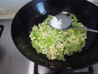 爆香芹菜鸡头米做法图解4)