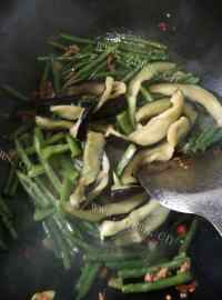 香飘十里的豆角炒茄子做法图解6)