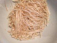 美味的番茄金针菇汤做法图解2)