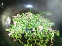 家常菜长豆角炒肉丝做法图解6)