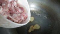 美味的番茄玉米排骨汤做法图解2)