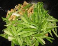 家常菜芹菜炒豆腐做法图解5)