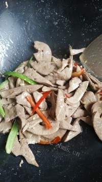营养丰富辣椒炒猪肝做法图解6)