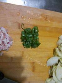 家常菜肉炒平菇做法图解3)
