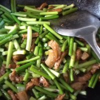 回味无穷的蒜苔炒肉丝做法图解7)