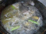 热腾腾的鲫鱼豆腐汤做法图解6)