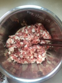 香气浓郁的羊肉胡萝卜包子做法图解2)