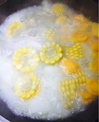 美味的排骨玉米汤做法图解7)