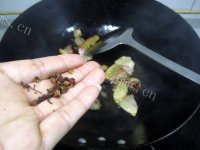 美味的剁椒腊肉炒熏干做法图解3)