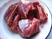 色味俱佳的排骨海带汤做法图解3)