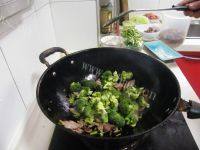 诱人的西兰花炒腊肉做法图解11)