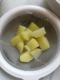 诱人的孜然土豆做法图解3)