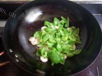 美味青椒炒白虾仁做法图解11)
