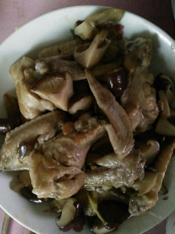 回味无穷的香菇焖鸡翅