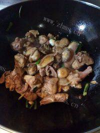 口感饱满的鲜鲍鱼焖鸡肉做法图解6)