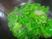 美味的芹菜叶蛋花汤做法图解4)
