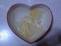 自制蔓越莓桃胶银耳羹做法图解2)