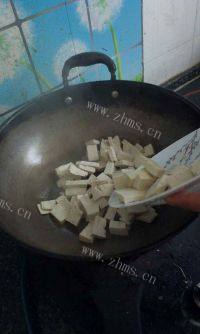 口感极佳的小白菜烧豆腐做法图解4)