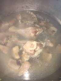 色香味俱全的鸡腿炖土豆做法图解3)