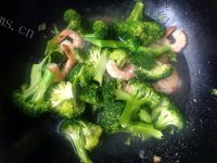 家常菜虾仁炒西兰花做法图解8)