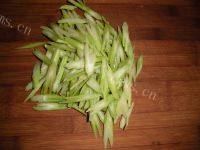 自己做的芹菜炒粉做法图解1)