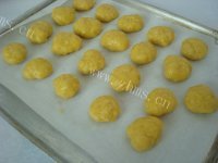 香喷喷的蛋黄小饼做法图解6)