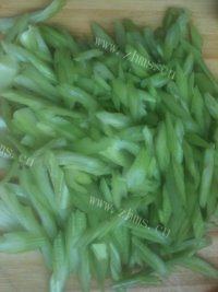 简单的素炒芹菜做法图解2)