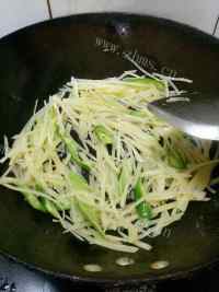 家常菜青椒炒土豆丝做法图解4)