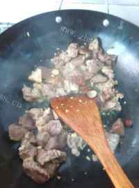 美味的西红柿烧牛肉做法图解4)
