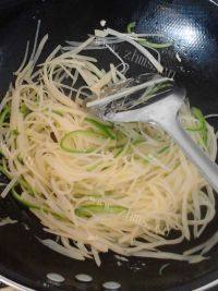 家常菜土豆丝炒鸡蛋做法图解4)