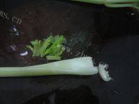 在家做的芹菜炒牛肉做法图解5)