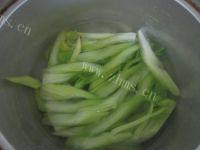 在家做的芹菜炒牛肉做法图解7)