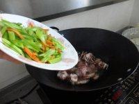 家常菜腊肠炒芹菜做法图解6)