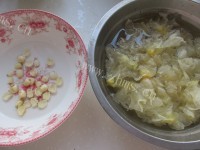 自制银耳莲子羹做法图解1)